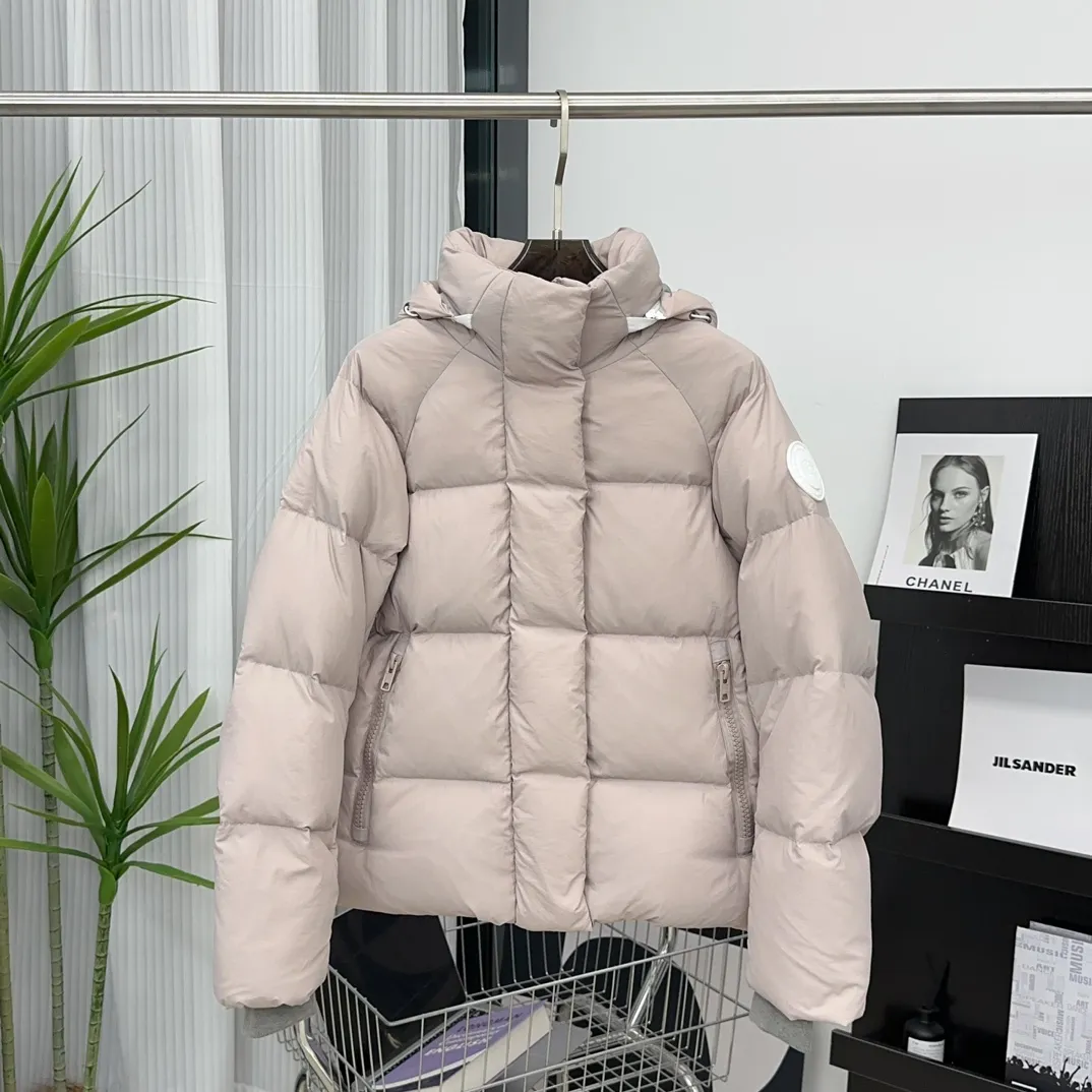 P760 [Soft Light Powder] Style number: Y109 𝘾𝘼𝙉𝘼𝘿𝘼 𝙂𝙊𝙊𝙎𝙀/Canada Goose 2602LB1 Capsule Series Macaron Parka Size: XS S M Down: National standard 80% white duck down, light weight and strong warmth retention. Fabric: Made of soft EnduraLuxe fabric imported from DuPont, CORDURA, USA, which enhances the durability of easy-to-wear parts, is lightweight and durable; the liner is made of 400T anti-velvet gallbladder, which is comfortable, soft and non-velvet.
